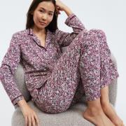 Pijama con estampado de flores